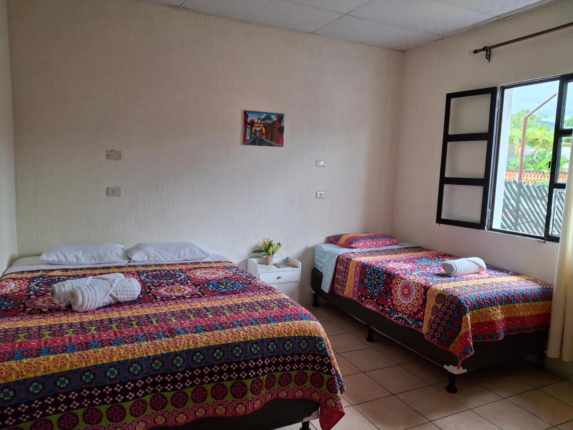 Blue Moon Hostel アンティグア・グアテマラ エクステリア 写真
